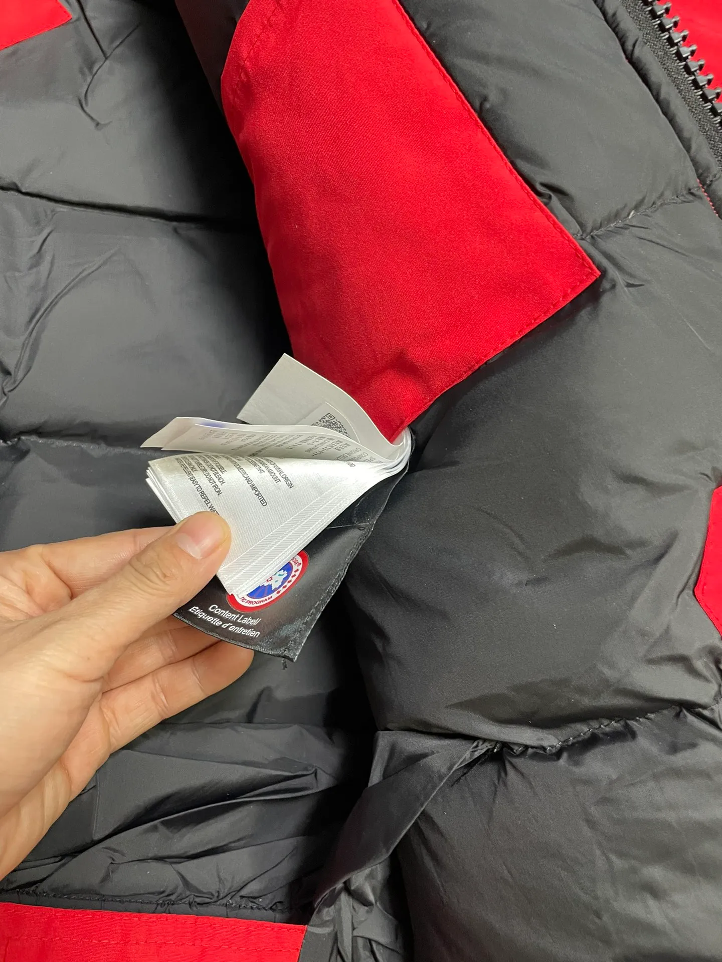 P1060 CANADA GOOES 🇨🇦ⒿⓅⓈ manufactures 10 models of snow curse men and women couples. Factory direct supply: supplying global purchasing agents, micro-business, entities, Tmall, high-end stalls and studio cooperation, free shipping! There are 10 types of Canada Goose Snow Mantra parkas for men and women, the Rolls-Royce of down jackets. ➖ Industry-leading anti-counterfeiting chip sensing. ➖ Imported Behringer embroidery machines and customized embroidery labels, the highest level and industry leading. ➖ Imported Korean 21-count polyester-cotton blended original fabric, TC85 waterproof coated fabric, water-repellent, windproof and wear-resistant. ➖ The new national standard 90 white duck down has an average down filling of 300 grams. The amount of down filling is industry-leading. ➖ 100% nylon lining with double double-layer sealing design to prevent velvet running, and seamless thread design on the cuffs! ➖ Yoshida YKK provides original factory-customized electroplated sliders. YKK two-way lockable zippers are tight and smooth and do not peel off paint. ➖ 3M composite Velcro is durable and the accessories and hardware are all custom-made. Note: Our copywriting is only simple and clear. Instead of bragging about the copywriting, it is better to compare and understand with samples. Only for the purest goose, the most dedicated, the most professional, the highest quality, the highest cost performance! SIZE:XS-XXL [with size chart]